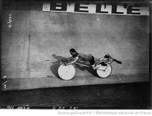 Agence Meurisse, Buffalo, fête des Caf'Conc' Abbins sur son vélo à hélice en vitesse, 1922, Gallica/BnF