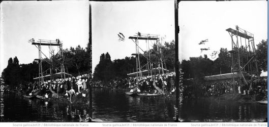 Agence Rol, les préparatifs avant le saut de la mort [en tandem plongeant dans la Seine], 1909, Gallica/BNF