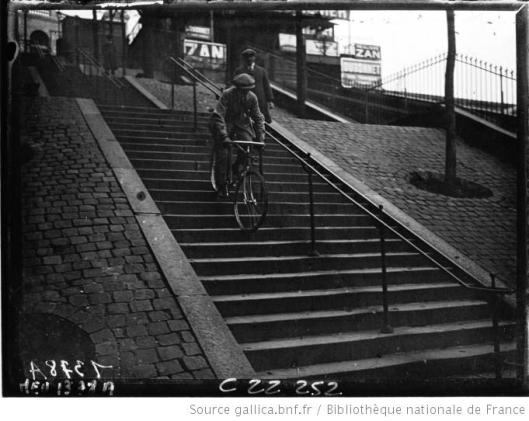 Agence Meurisse, Le cycliste Pierre Labrie, descendant les escaliers du square Saint-Pierre à bicyclette, 1922, Gallica/BnF