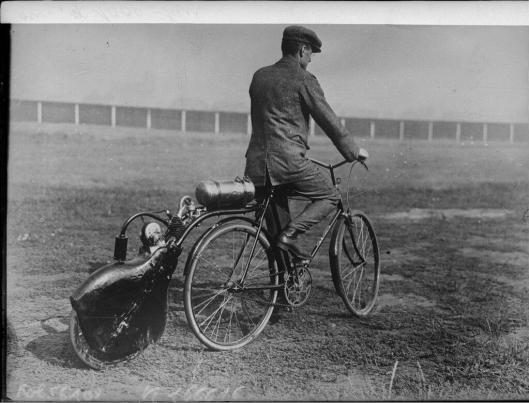 Agence Rol, Nouvelle motocyclette allemande, 1919, Gallica/BnF