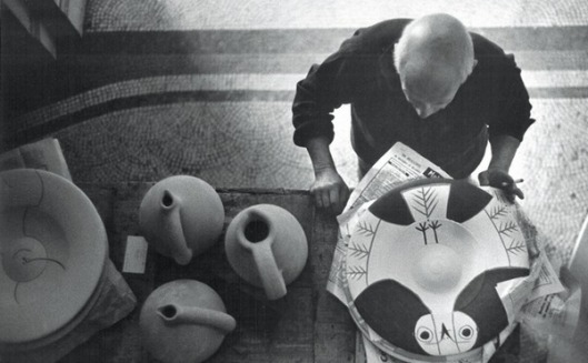 Picasso peignant le grand plat chouette, Cannes, 1957, succession Picasso