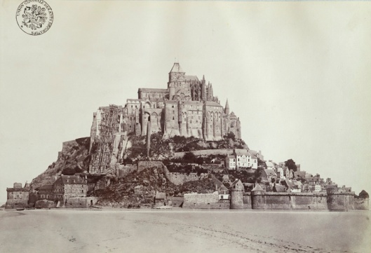 Durandelle, Vue géné­rale du Mont Saint-Michel prise depuis la baie, face sud, [entre 1873 et 1878]. Papier albu­miné © Suzanne Nagy