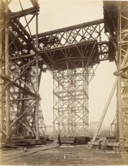 Durandelle, 14 janvier 1888, L'échafaudage des 4 piles permettant la construction de la première plateforme , photographie, fonds Eiffel, musée d'Orsay/RMN