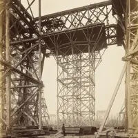 Arpenter le chantier de la Tour Eiffel