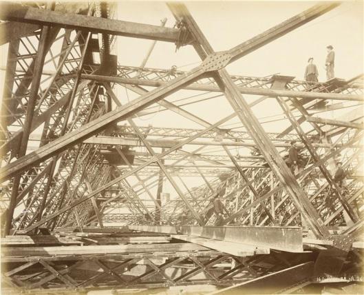 Durandelle, 14 janvier 1888, Ouvriers au travail sur les poutres métalliques , photographie, fonds Eiffel, musée d'Orsay/RMN
