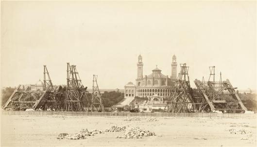 Durandelle, 30 août 1887, les 4 piles de la Tour devant le Palais du Trocadéro , photographie, fonds Eiffel, musée d'Orsay/RMN
